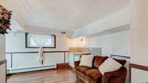 舒适公寓, 3 间卧室, 一层 | 起居区 | 45-英寸纯平电视 （配备有线频道）  、电视