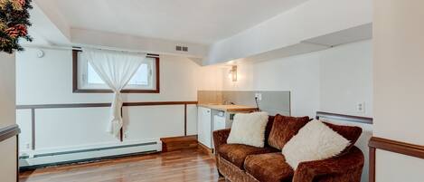 Apartemen Comfort, 3 kamar tidur, lantai dasar | Area keluarga | Televisi layar datar 45-inci dengan saluran TV kabel dan TV