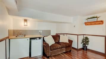 Comfort Apartment, 3 Bedrooms, Ground Floor | Living area | 45-inch flat-screen TV with cable channels, TV