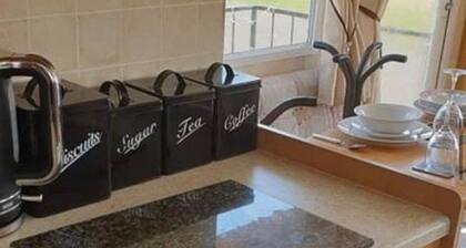 Caravan - Sleeps 4 - Parking - 10mins To Beach