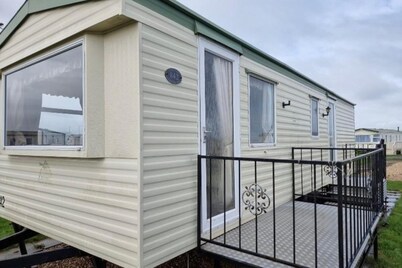 Caravan - Sleeps 4 - Parking - 10mins To Beach