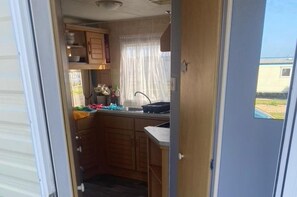 Fridge, microwave, oven, stovetop - Caravan - Sleeps 4 - Parking - 10mins To Beach (Skegness)