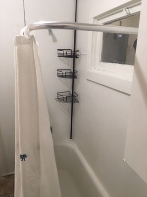 Badewanne, Haartrockner, Handtücher, Seife