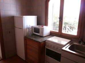 Kühlschrank, Herdplatte, Geschirrspüler, Kochgeschirr/Geschirr/Besteck