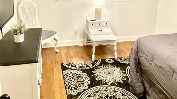 3 makuuhuonetta, työpöytä, silitysrauta/-lauta, ilmainen Wi-Fi