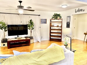 Älytelevisio, kirjoja, tulostin