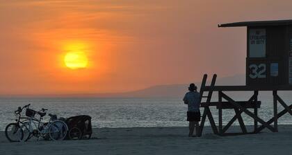 Newport Beach Location Ocean views Jacuzzi Sauna Spanish Cottage Boardwalk!