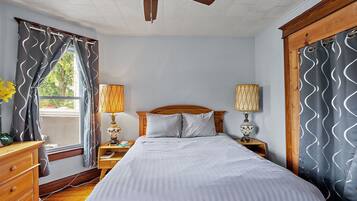 3 dormitorios, tabla de planchar con plancha, cuna de viaje