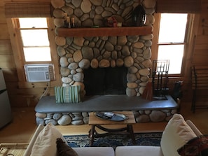 Smart-tv, eldstad och en stereo