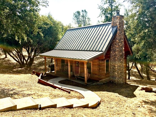 Beautiful Apple Valley Cabin in Sonora on 3.5 Acres walk to Indigeny Ciderworks