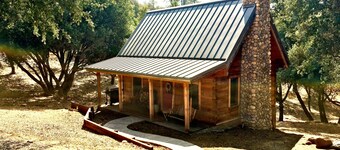 Beautiful Apple Valley Cabin in Sonora on 3.5 Acres walk to Indigeny Ciderworks