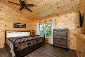 1 bedroom, iron/ironing board, free WiFi, bed sheets - Brand New 2023 - PRIVATE log cabin w/ Mountain Views! Pool Access, Fishing, Golf (Sevierville)