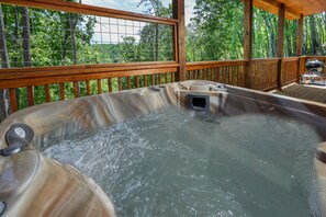 Outdoor spa tub - Brand New 2023 - PRIVATE log cabin w/ Mountain Views! Pool Access, Fishing, Golf (Sevierville)