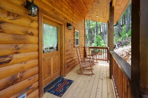 Property grounds - Brand New 2023 - PRIVATE log cabin w/ Mountain Views! Pool Access, Fishing, Golf (Sevierville)