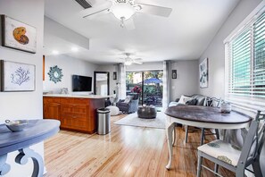 Smart-tv, böcker, en stereo och datorskärmar