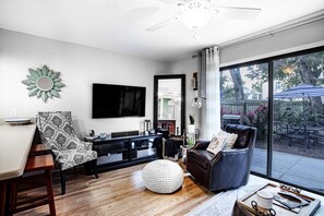 Smart-TV, bøker, stereoanlegg og PC-skjermer