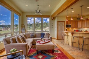 Una televisión, una chimenea