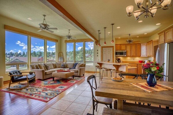 Una televisión, una chimenea