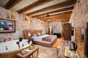Habitación de luna de miel, Terraza, vista a la ciudad | Sábanas de algodón egipcio y ropa de cama de alta calidad 