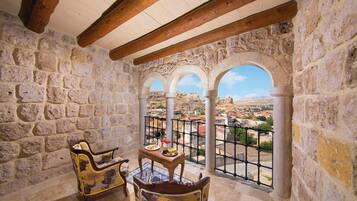 Chambre Lune de Miel, terrasse, vue ville | Coin séjour | Télévision LED de 40 pouces avec chaßnes par satellite, télévision