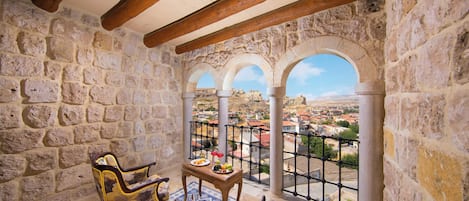 Chambre Lune de Miel, terrasse, vue ville | Coin séjour