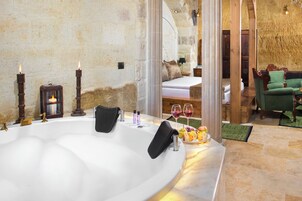 尊荣客房, 露台, 城市景观 | 埃及棉床单、高档床上用品、Select Comfort 床、迷你吧