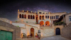 Un edificio histórico con ventanas de arco y un patio.