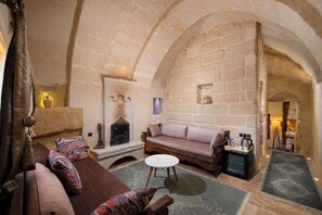 Familien-Suite, 2 Schlafzimmer, Stadtblick | Wohnbereich