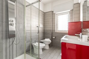 Bruser, hårtørrer, bidet, håndklæder