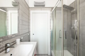 Shower, hair dryer, bidet, towels - MIA - Modern Flat Close Airport and Center (Napoli)