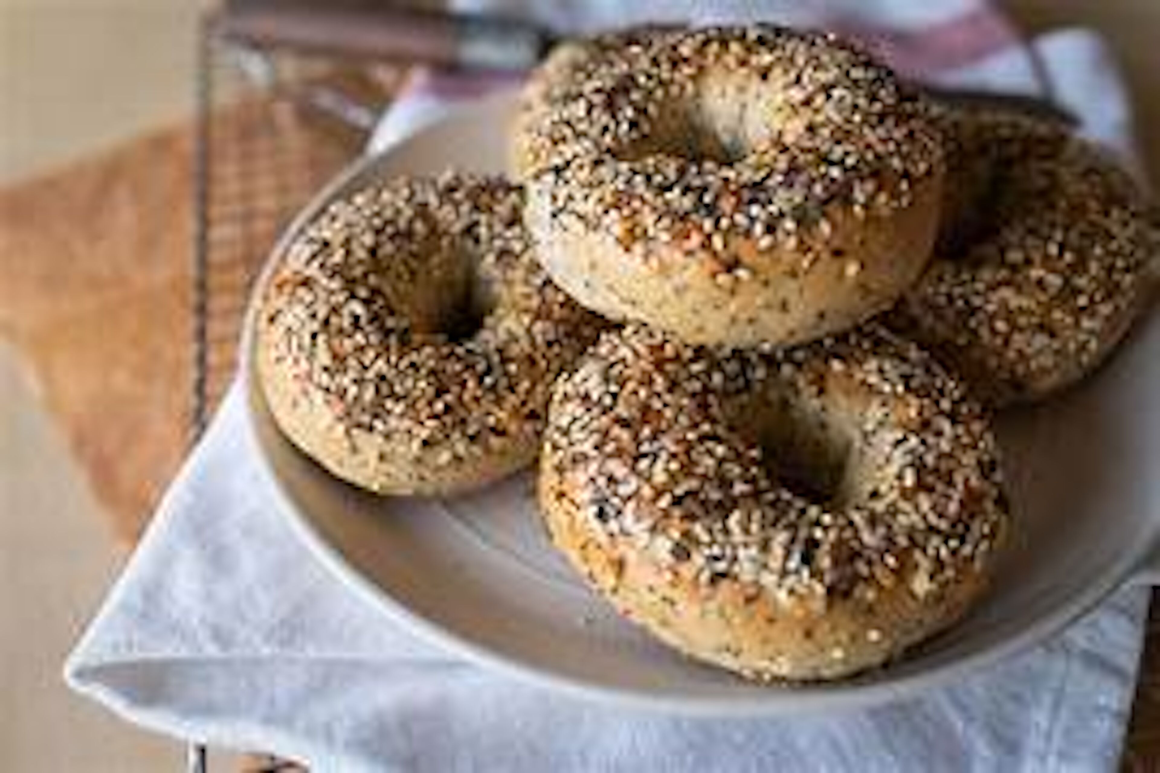 En tallrik med bagels strösslade med sesamfrön.