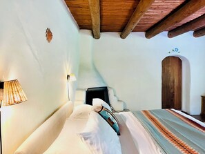 Los Amantes | Egyptian cotton sheets, premium bedding, pillowtop beds - Hacienda del Sol Historic Bed & Breakfast (Taos)
