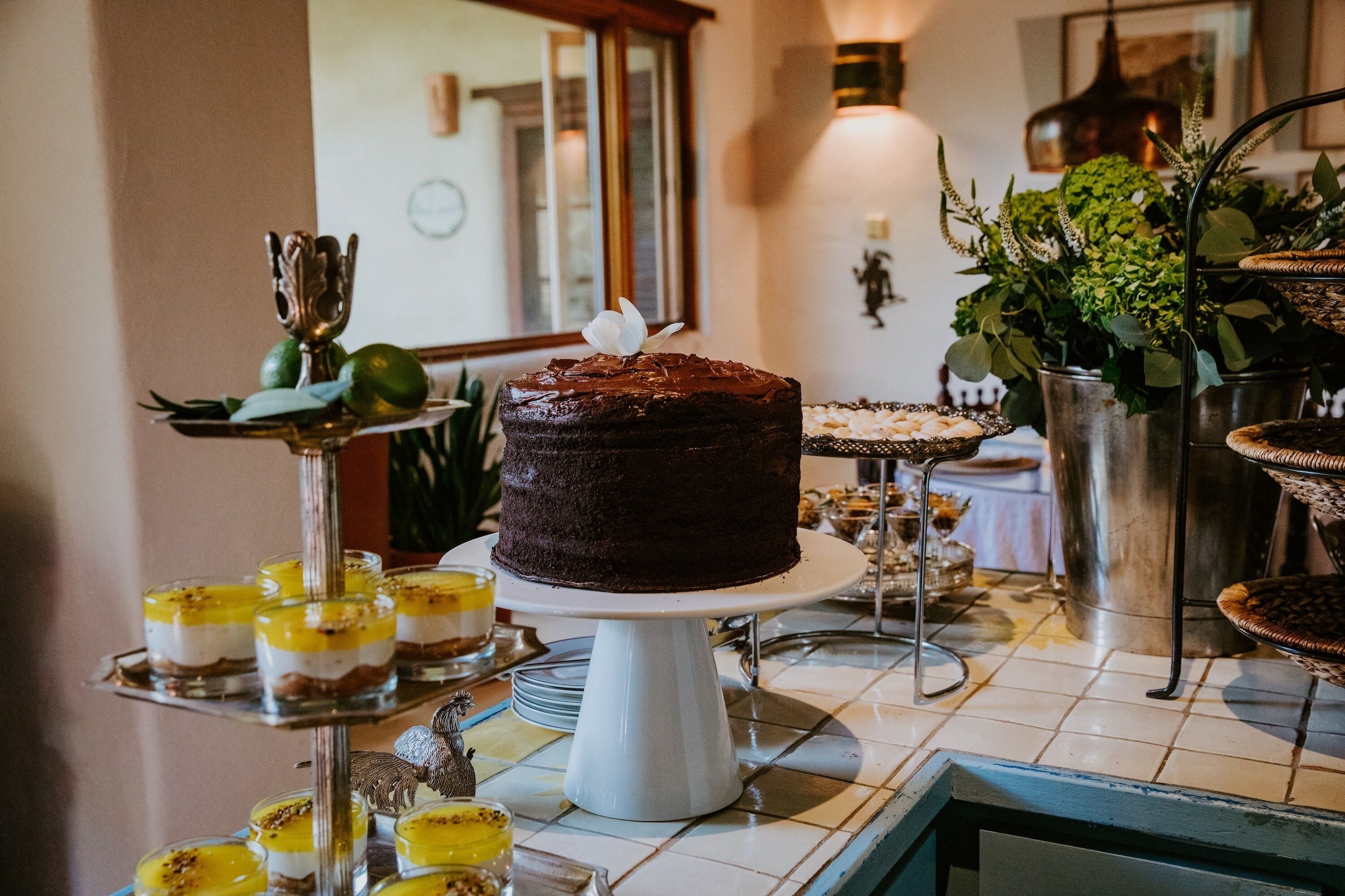 Une table de desserts avec divers gâteaux et autres douceurs.