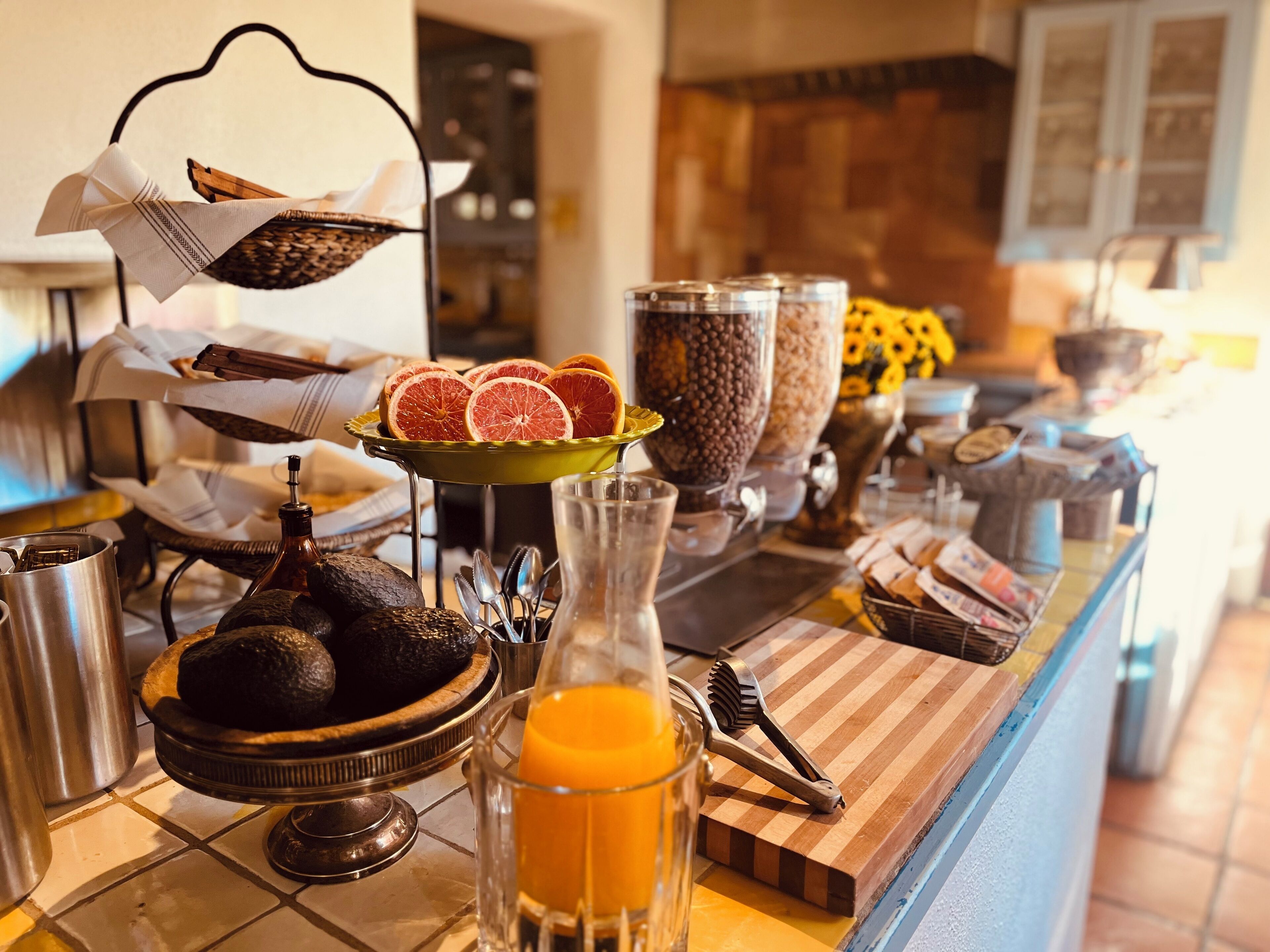 Un bufé de desayuno con diversas opciones de comida y bebidas.