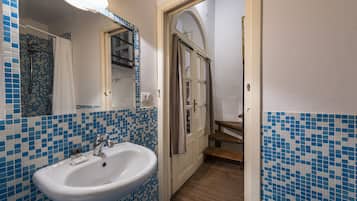 Departamento Confort | Baño | Amenidades de baño gratuitas, secadora de cabello, toallas, shampoo