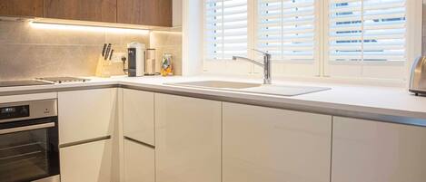 Kühlschrank, Mikrowelle, Ofen, Herdplatte