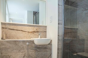 Bañera, artículos de higiene personal ecológicos y secador de pelo