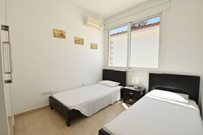 3 bedrooms, iron/ironing board, WiFi, bed sheets