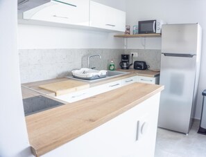 Réfrigérateur, micro-ondes, four, plaque de cuisson