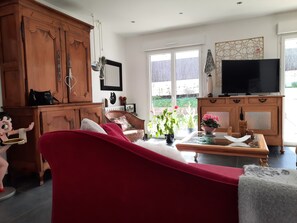 Fernseher, DVD-Player, Bücher, Stereoanlage