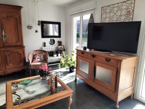 Fernseher, DVD-Player, Bücher, Stereoanlage