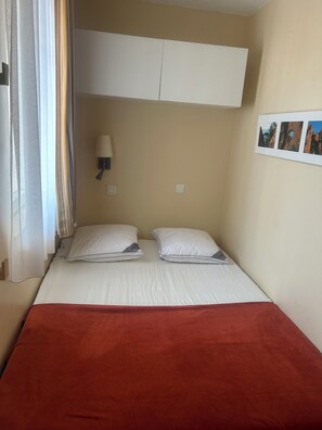 1 makuuhuone, vauvan matkasänky