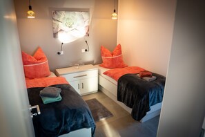2 bedrooms, iron/ironing board, free WiFi, bed sheets - Modern vacation home with terrace and outdoor sauna (Schermbeck)