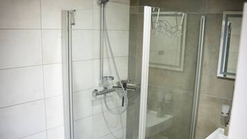 Dusche, Haartrockner, Handtücher, Seife