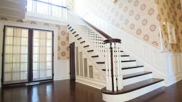 48-Zoll-LED-Fernseher mit Kabelempfang, Fernseher, Kamin