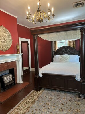 Egyptian cotton sheets, premium bedding, pillow-top beds - Huffman Manor Inn (Minden)