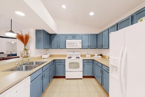 Réfrigérateur, four à micro-ondes, un four, surface de cuisson