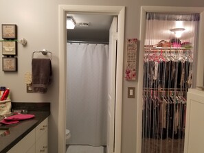 Duschwanne, Handtücher, Shampoo, Toilettenpapier