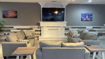 Älytelevisio, videopelejä, pöytäjalkapallopöytä