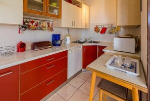 Kühlschrank, Mikrowelle, Ofen, Geschirrspüler